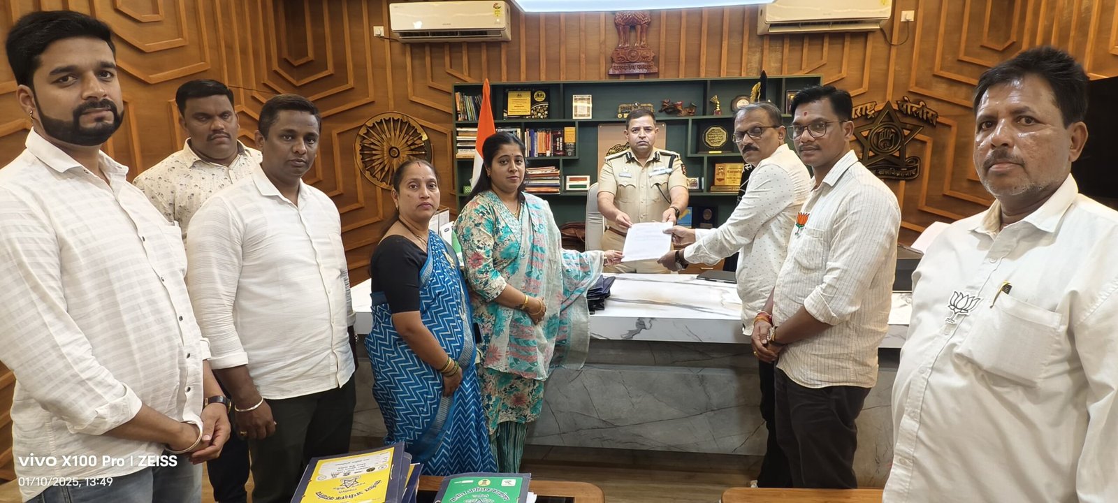 भाजपकडून जिल्हा पोलीस अधीक्षक धनंजय कुलकर्णी यांना निवेदन; भाजपाने घेतली जिल्हा पोलीस अधीक्षकांची भेट