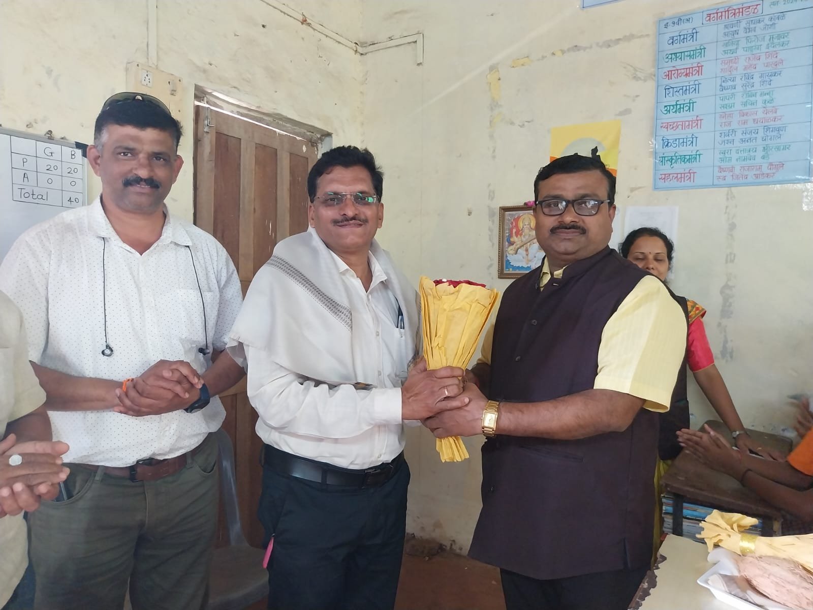 दापोली येथील ज्ञानदीप माध्यमिक विद्यामंदिर येथे मराठी भाषा संवर्धन सप्ताहनिमित्त पत्रकारांचा गौरव